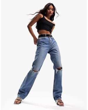 ASOS DESIGN – Mellanblå raka jeans med medelhög midja och revor på knäna