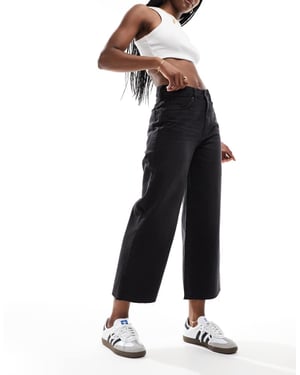 ASOS DESIGN – Svarta, tvättade, beskurna jeans med vida ben