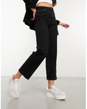 ASOS DESIGN – Svarta, korta, bekväma, stretchiga jeans med raka ben