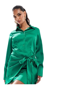 In The Style x Perrie Sian – Exklusiv smaragdgrön miniskjortklänning i satin med omlott och knytband i sidan