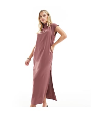 ASOS DESIGN Petite – Lila maxiklänning med hög halsringning och pelarmönster