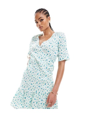 Vero Moda Tall – Ljusblå blommig miniklänning med omlott framtill