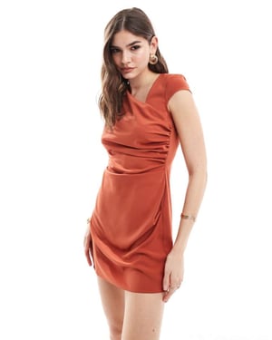 ASOS DESIGN – Rostfärgad miniklänning med asymmetrisk halsringning