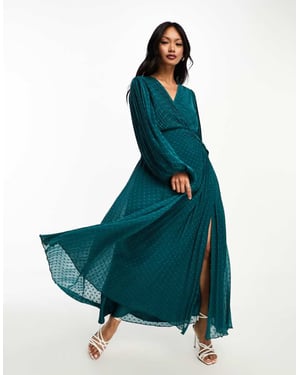 ASOS DESIGN – Plisserad maxiklänning i dobbychiffong med omlott och knappdetalj i tallgrön