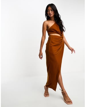 ASOS DESIGN – Guldfärgad midaxiklänning i sammet med knutdetalj och utskurna detaljer