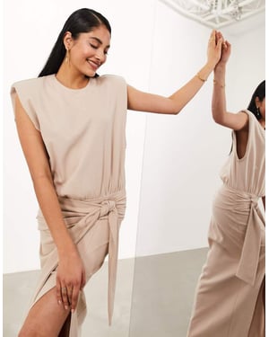 ASOS EDITION – Mockafärgad midaxiklänning med texturerad jersey och axelvaddering