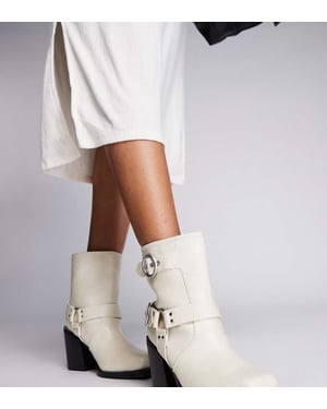 Public Desire – Wide Fit – Freak – Krämfärgade bikerboots med klack och ankelrem