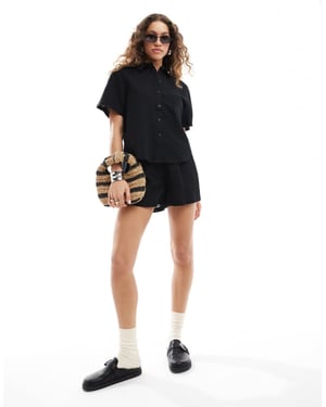 Monki – Svarta linneshorts med dragsko i midjan, del av set