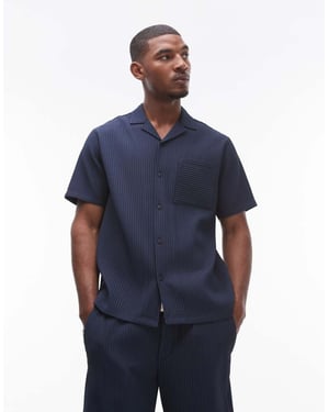 Topman – Marinblå plisseskjorta med kort ärm och reversklädda detaljer