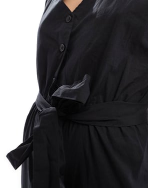 Monki – Svart jumpsuit med knyt i midjan