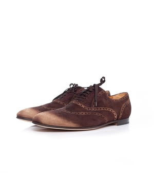 Gucci wingtip derby i mocka med ljusa nosar.