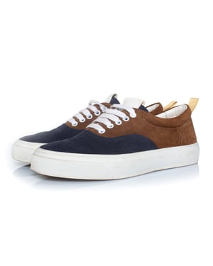 Gesloten suède sneakers in bruin en blauw