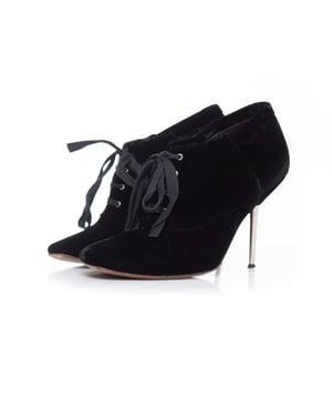 Lanvin fluwelen enkellaarsjes met metalen hak.