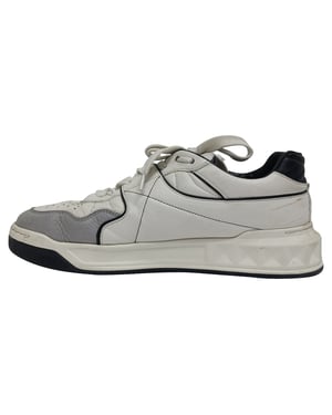 Valentino Garavani One Stud Low-Top Sneakers i vitt lammskinn
