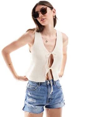 ASOS DESIGN stickad väst med knytning fram i krämfärg