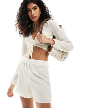 Vero Moda plisserade shorts set i krämfärg