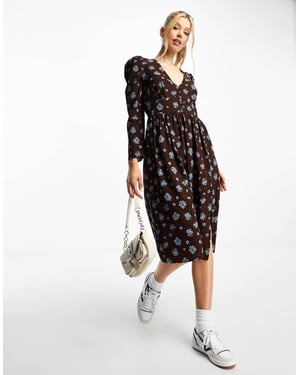 Monki långärmad midi med knapplist i brun blommig