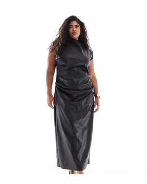 ASOS DESIGN Curve läderlook midi klänning med ruchingdetalj i svart