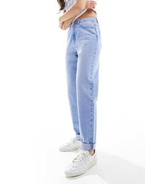 ASOS DESIGN hög midja avslappnade mom jeans i klar mellanblå