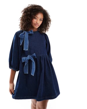 ASOS DESIGN denimklänning med asymmetrisk rosett i indigo