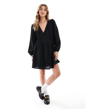 ASOS DESIGN smockklänning med omslag framtill i svart