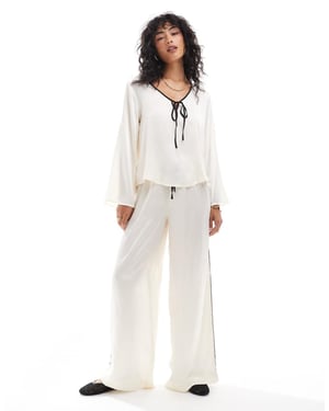 JDY kontrastdetalj satin midi byxa co-ord i krämfärg