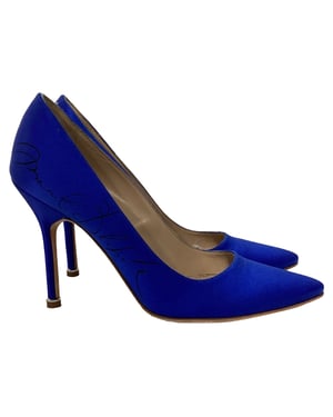 Vetements x Manolo Blahnik Ondertekende Puntige Hakken in Blauwe Satijn