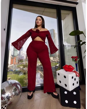 Labelrail x Holly Marston korsett detalj off shoulder spets cropped topp co-ord i oxblod