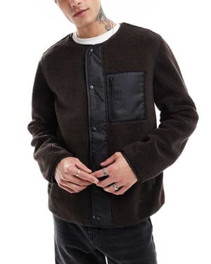 ASOS DESIGN zip-genom fleecejacka med ficka i brunt