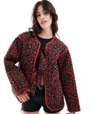 ASOS DESIGN vadderad blommig jacka i röd