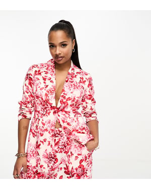Forever New Petite satinblazer i röd blommig print