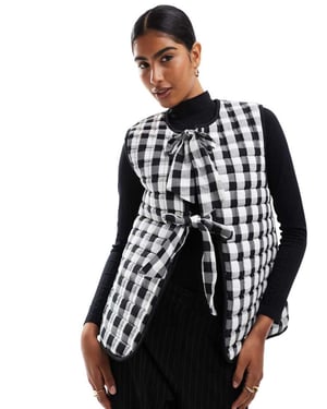 ASOS DESIGN vadderad väst med rosetter i mono gingham
