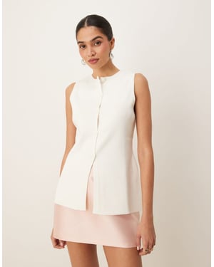ASOS DESIGN stickad strukturerad rundhalsad väst med framklippt i vitt