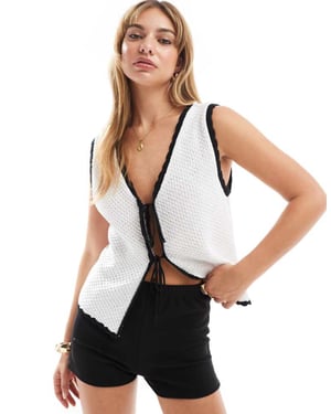 ASOS DESIGN stickad väst med kontrasterande kant i vitt