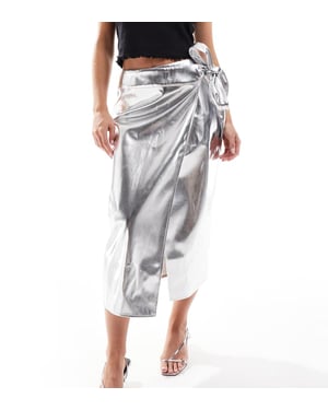 Never Fully Dressed Petite Jaspre PU midikjol i silver
