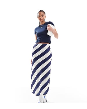 ASOS DESIGN Lång satin sned midi kjol i marinrandig