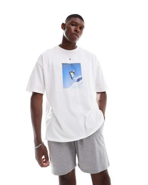 ASOS DESIGN pyjamasset med snowboardgrafik i vitt