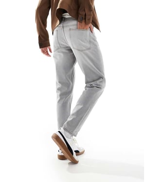 ASOS DESIGN tapered fit jeans i ljusgrå - GRÅ