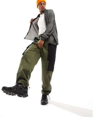 ASOS DESIGN baggy cargobyxa i khaki och svart med färgblockering och bälte i nylon