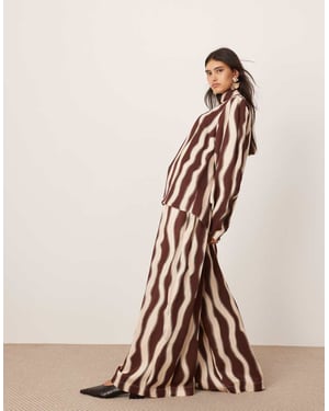 ASOS EDITION supervid byxa med dragsko i midjan i choklad vågmönster