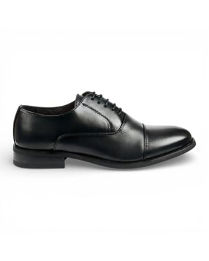 Svarta herrskor i lackat PU-läder med tåspets i oxford-stil, brogue-modell
