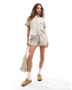 Monki co-ord linne shorts med dragsko i beige