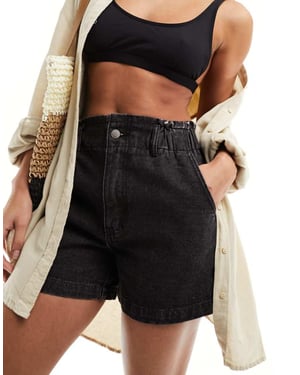 In The Style exklusiva denimshorts med elastisk midja i paperbag-stil i svart