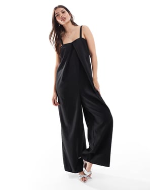 ENDAST plissédetalj vidbenad jumpsuit i svart
