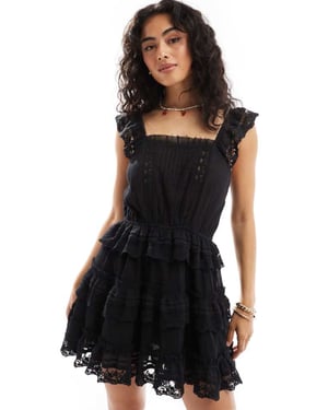 Miss Selfridge premium strand playsuit med spetsdetalj i svart