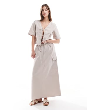 ASOS DESIGN midikjol med dragsko i midjan och fickdetaljer i off white