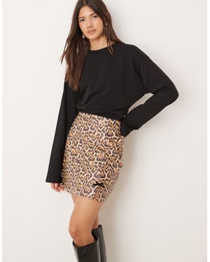Miss Selfridge imiterad läderminikjol med rosett i leopardmönster