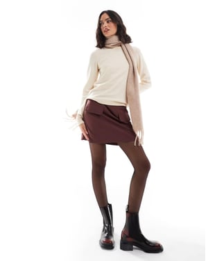 ASOS DESIGN skräddarsydd mini kjol med fickdetaljer i bordeaux