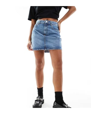 ASOS DESIGN Petit denim högmidjad minikjol i mellanblått