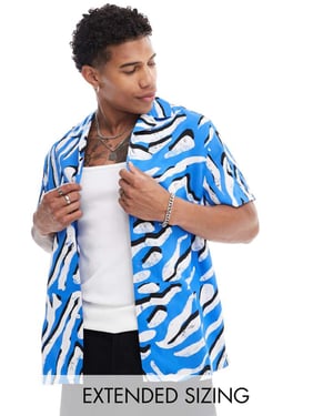 ASOS DESIGN avslappnad skjorta med revär och djurmönster i blått